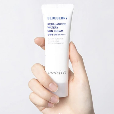 Innisfree Blueberry Rebalancing Watery Sun Cream SPF45 PA+++ อีกทั้งยังเป็นกันแดดที่ได้รับเลือกให้เป็นกันแดดที่มีคนเลือกใช้เป็นอันดับ 1