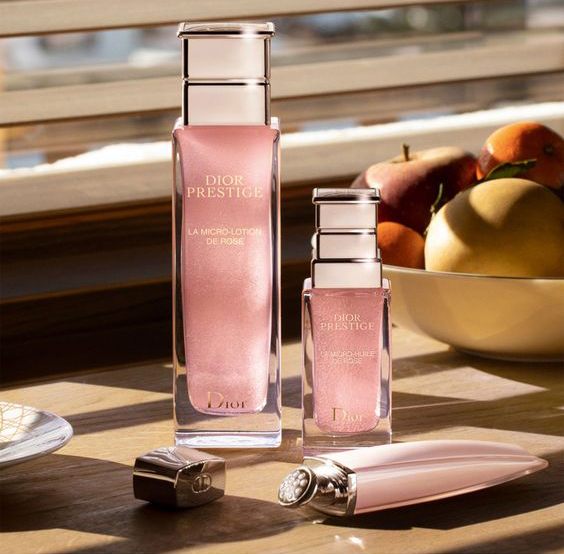 Dior Prestige La Micro-Lotion De Rose โลชั่นบำรุงผิว จาก DIOR ที่มีส่วนผสมของสารอาหาร micro nutrition ที่อุดมไปด้วยแร่ธาตุและน้ำมันของกุหลาบ Rose De Granville ให้ผิวสะอาดบริสุทธิ์ รูขุมขนดูกระชับและเปล่งปลั่งเพื่อผิวที่เนียนนุ่ม